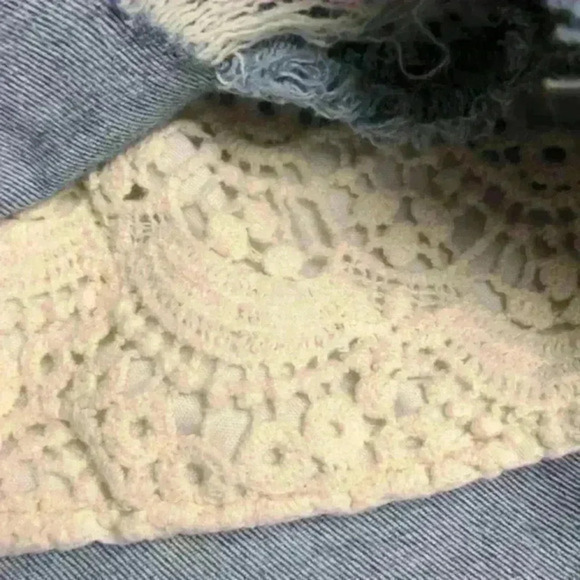 AEO Light Wash Distressed Lace Pocket Hi Rise Shortie - Picture 5 of 5